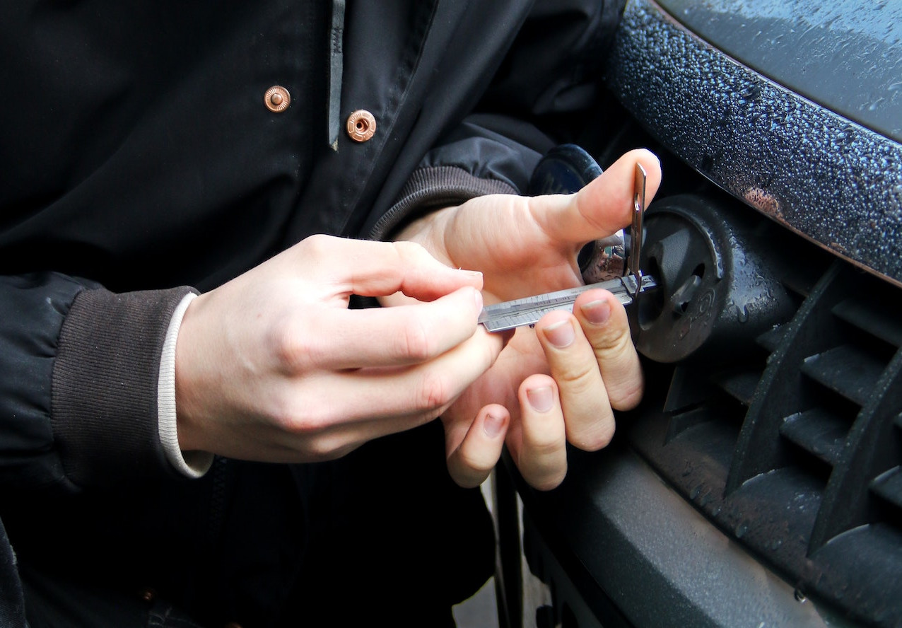 Czy warto korzystać z usług firm oferujących awaryjne otwieranie samochodu