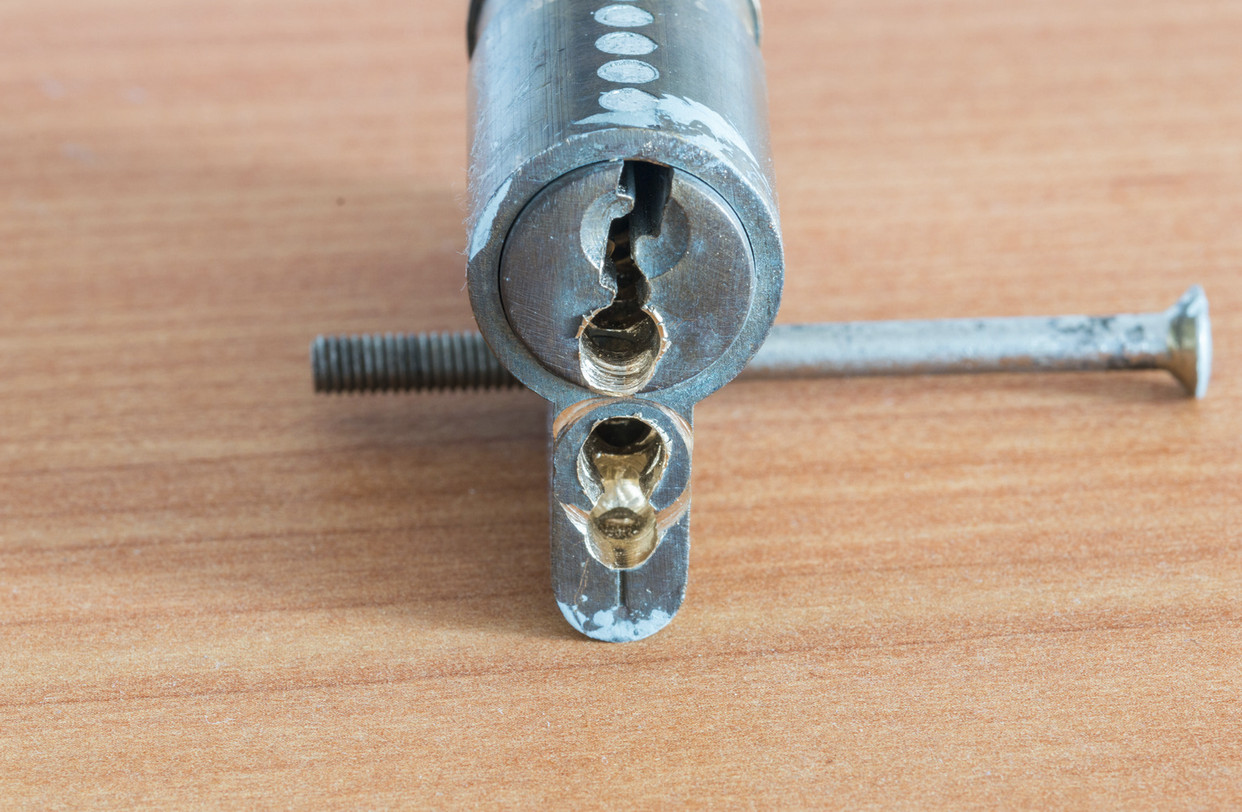 Bezpieczeństwo a awaryjne otwieranie drzwi