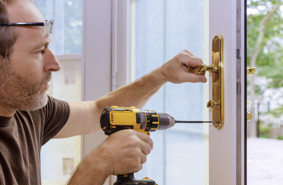 Czy awaryjne otwieranie drzwi może uszkodzić zamek