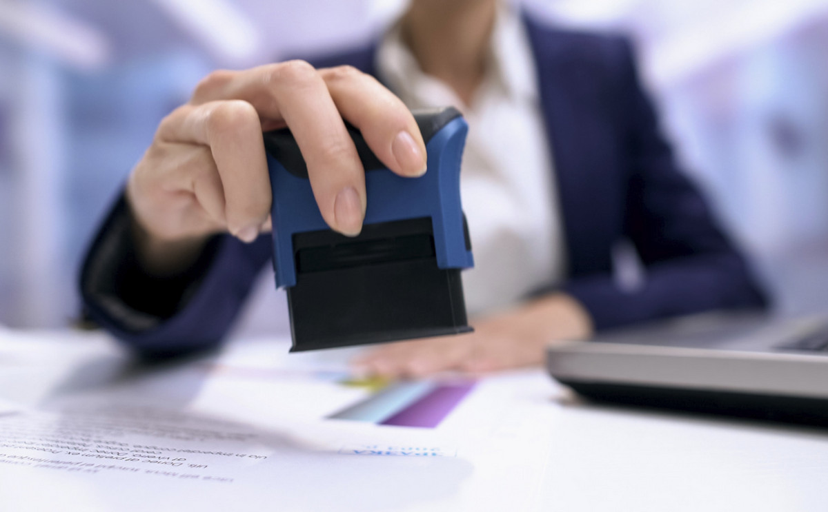 Wyrabianie pieczątek w Warszawie – ile to kosztuje i jak długo trwa