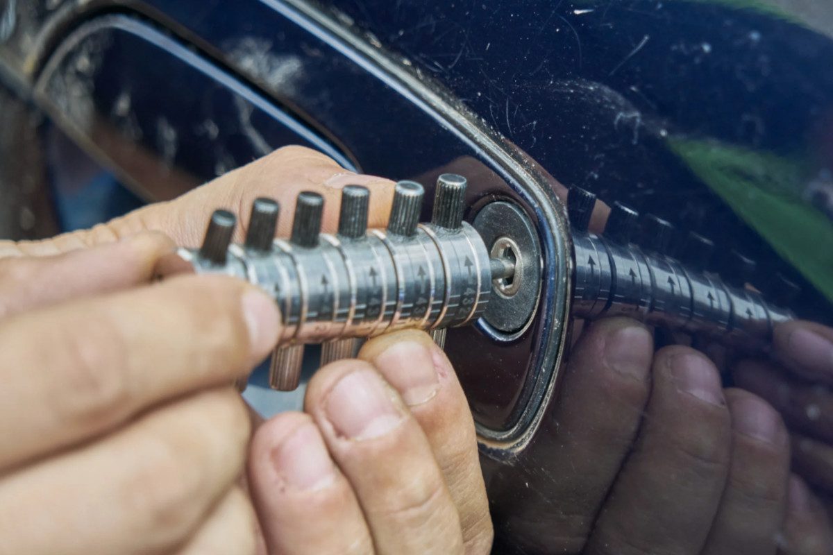 Samodzielne awaryjne otwieranie auta – dlaczego metoda „na wieszak” to zły pomysł